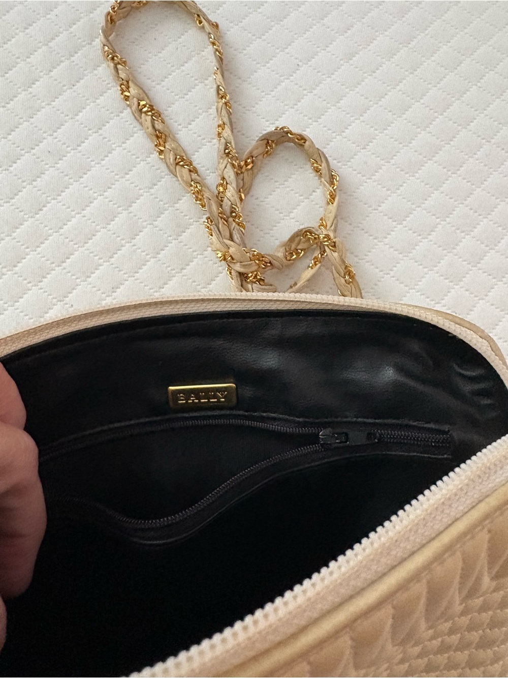 Vintage BALLY Quilted Beige Leather Crossbody Shoulder Bag Tassel Gold Chain - Picture 6 of 15